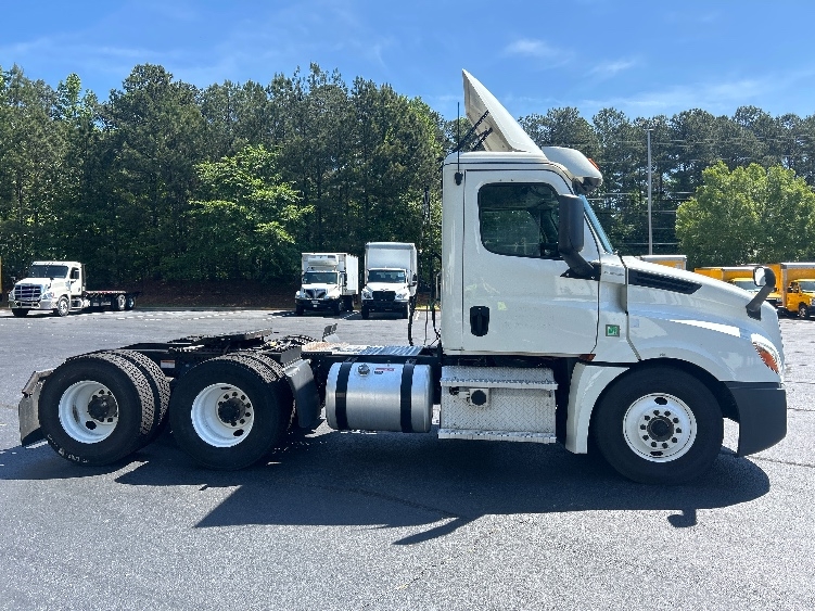 2020 Freightliner Cascadia in Forest Park, GA — photo 8