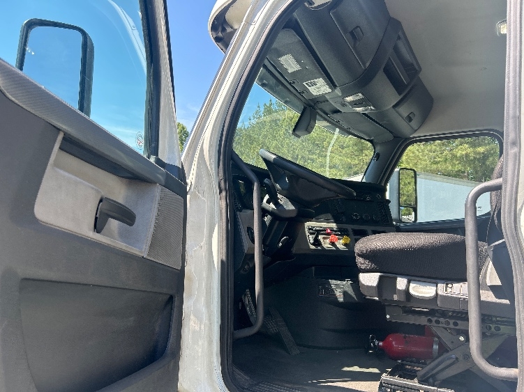 2020 Freightliner Cascadia in Forest Park, GA — photo 9