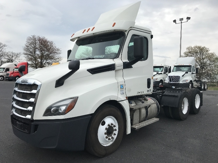 2020 Freightliner Cascadia in Harrisonburg, VA — photo 3