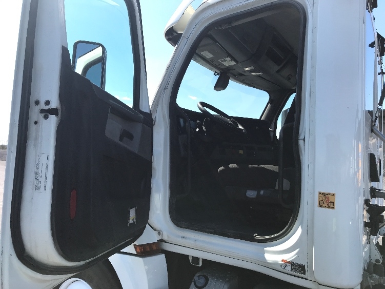 2020 Freightliner Cascadia in Harrisonburg, VA — photo 9