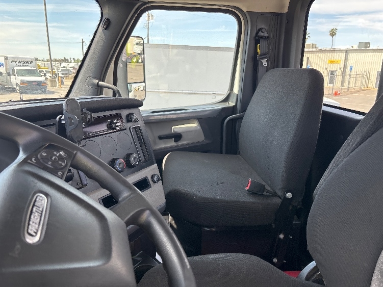 2020 Freightliner Cascadia in Phoenix, AZ — photo 10