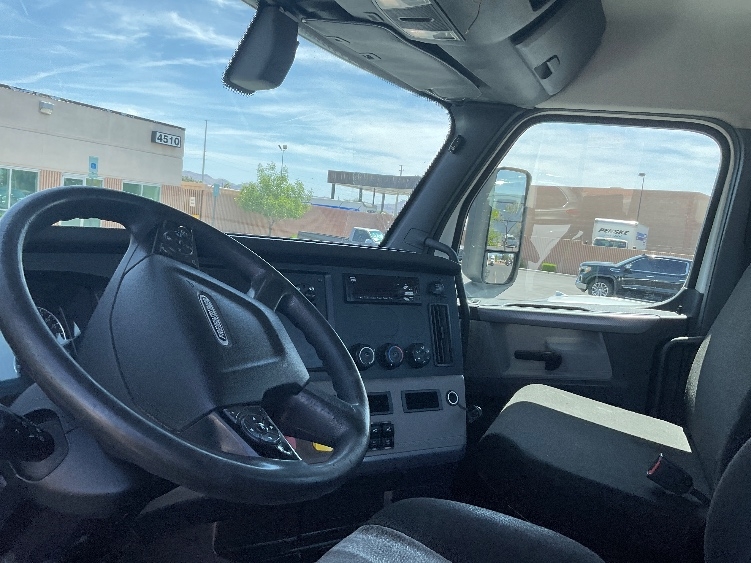 2020 Freightliner Cascadia in Las Vegas, NV — photo 10