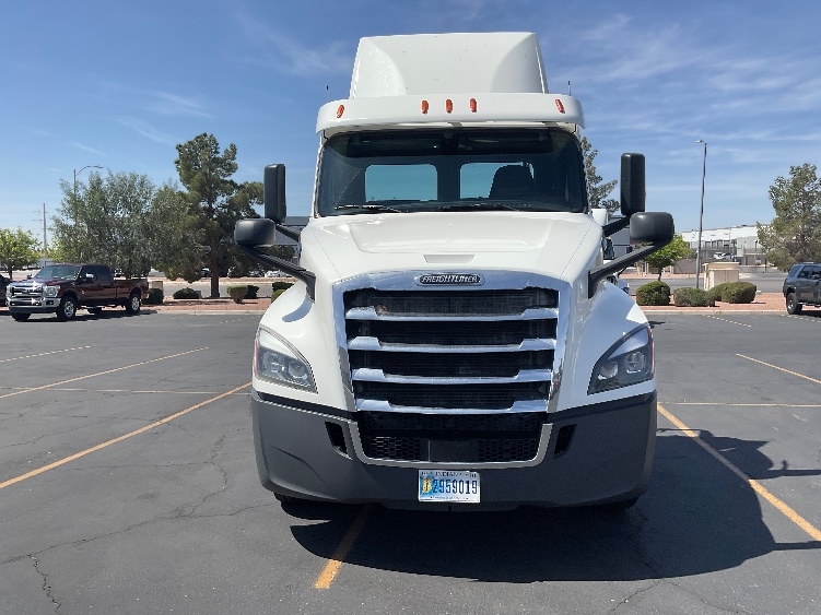 2020 Freightliner Cascadia in Las Vegas, NV — photo 2