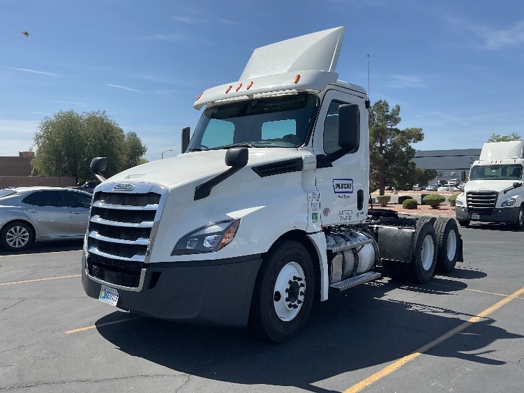 2020 Freightliner Cascadia in Las Vegas, NV — photo 3