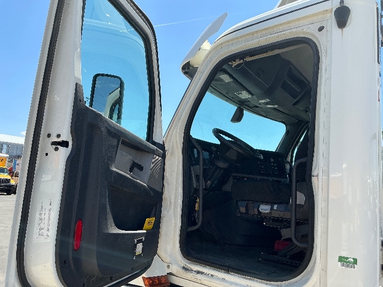 2020 Freightliner Cascadia in Denver, CO — photo 9