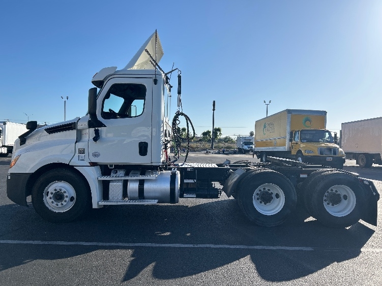 2020 Freightliner Cascadia in Ceres, CA — photo 4