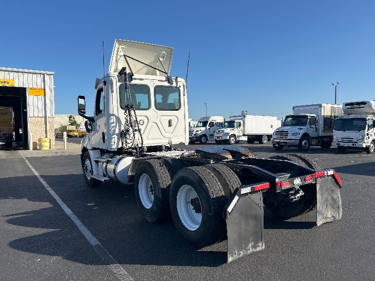 2020 Freightliner Cascadia in Ceres, CA — photo 5
