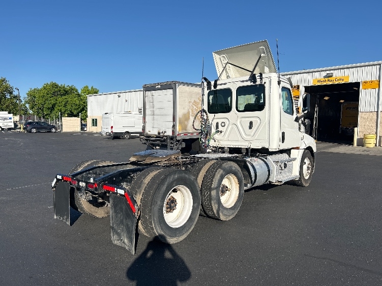 2020 Freightliner Cascadia in Ceres, CA — photo 7