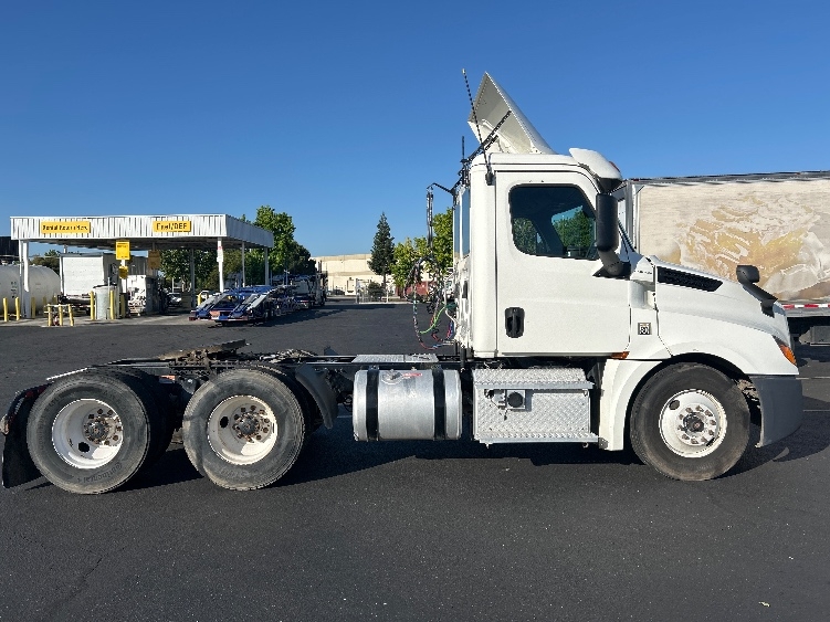 2020 Freightliner Cascadia in Ceres, CA — photo 8