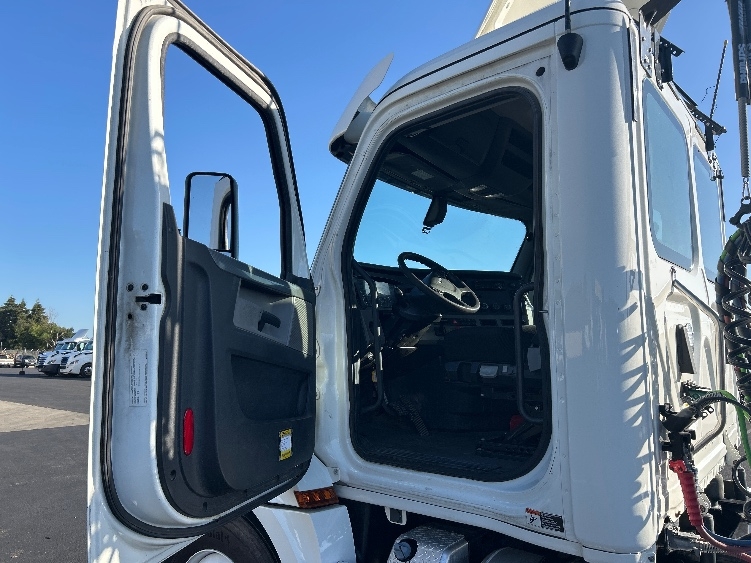2020 Freightliner Cascadia in Ceres, CA — photo 9
