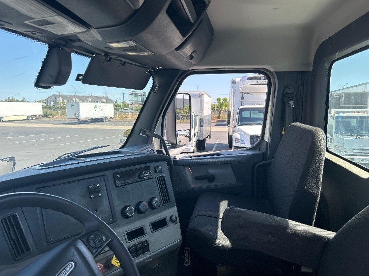 2020 Freightliner Cascadia in Ceres, CA — photo 10