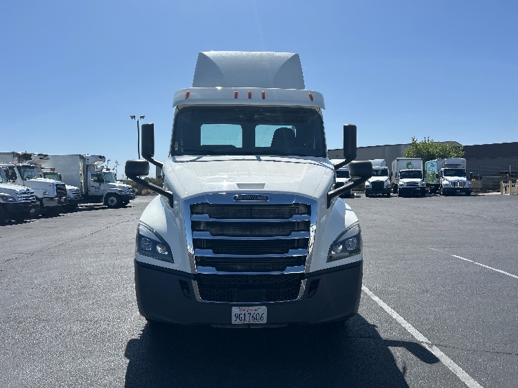 2020 Freightliner Cascadia in Ceres, CA — photo 2