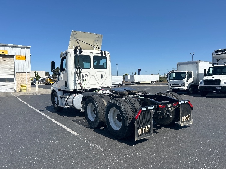 2020 Freightliner Cascadia in Ceres, CA — photo 5
