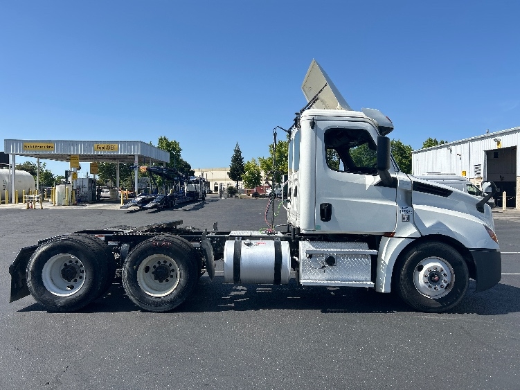2020 Freightliner Cascadia in Ceres, CA — photo 8