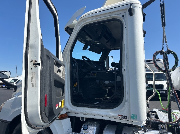2020 Freightliner Cascadia in Ceres, CA — photo 9