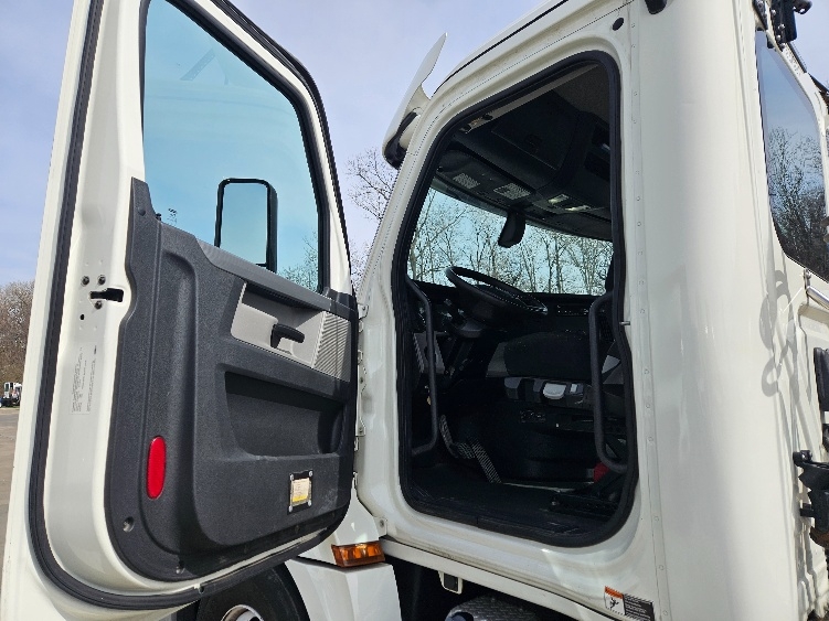 2020 Freightliner Cascadia in Moberly, MO — photo 9