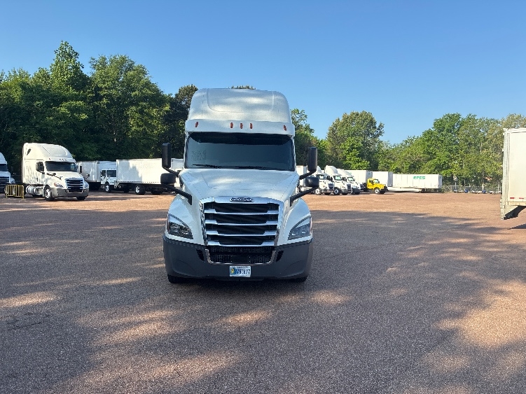 2020 Freightliner Cascadia in Jackson, MS — photo 2