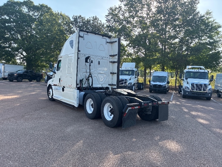 2020 Freightliner Cascadia in Jackson, MS — photo 5