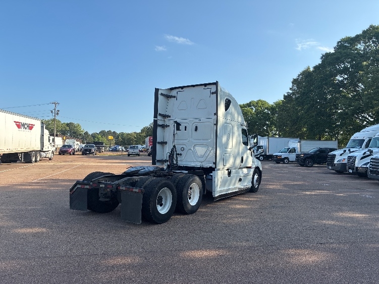 2020 Freightliner Cascadia in Jackson, MS — photo 7