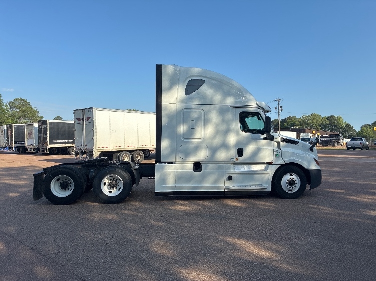 2020 Freightliner Cascadia in Jackson, MS — photo 8