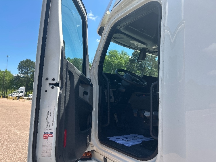 2020 Freightliner Cascadia in Jackson, MS — photo 9