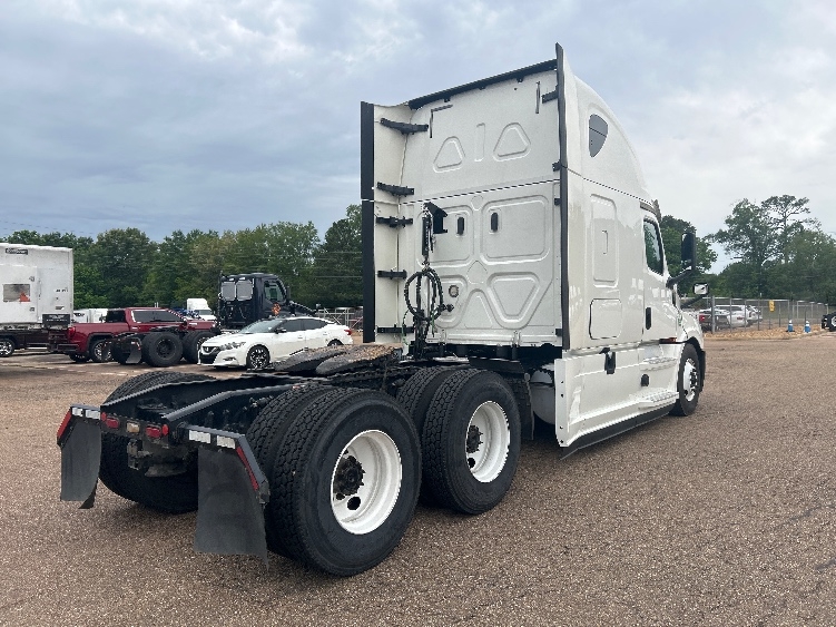 2020 Freightliner Cascadia in Jackson, MS — photo 7