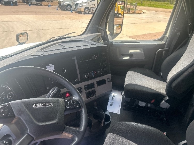 2020 Freightliner Cascadia in Jackson, MS — photo 10