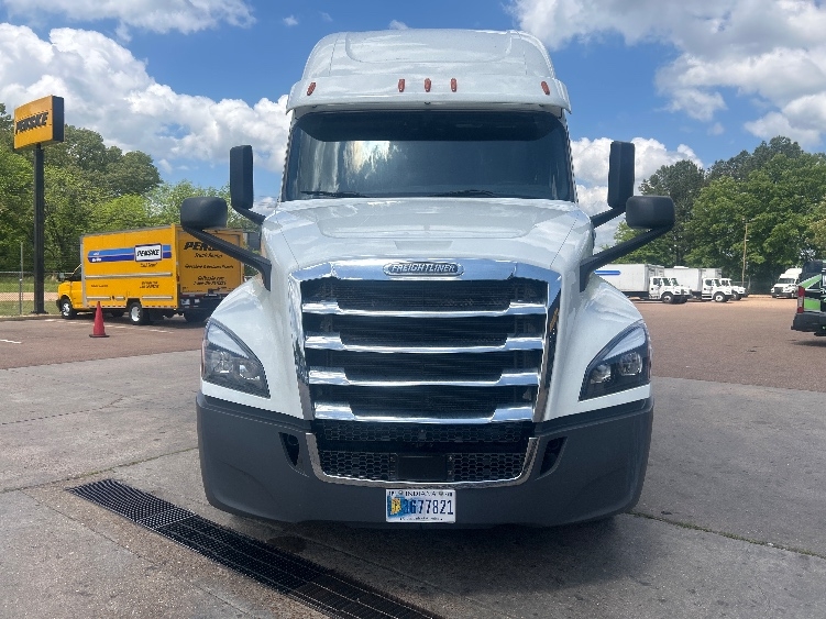 2020 Freightliner Cascadia in Jackson, MS — photo 2