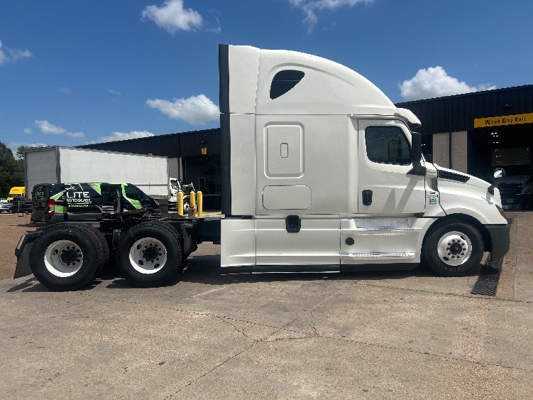 2020 Freightliner Cascadia in Jackson, MS — photo 8