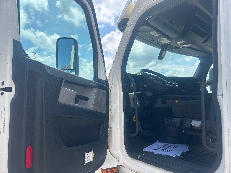 2020 Freightliner Cascadia in Jackson, MS — photo 9