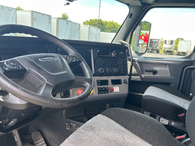 2020 Freightliner Cascadia in Lexington, KY — photo 10