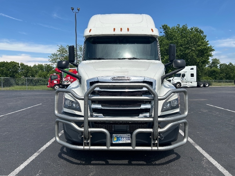 2020 Freightliner Cascadia in Lexington, KY — photo 2