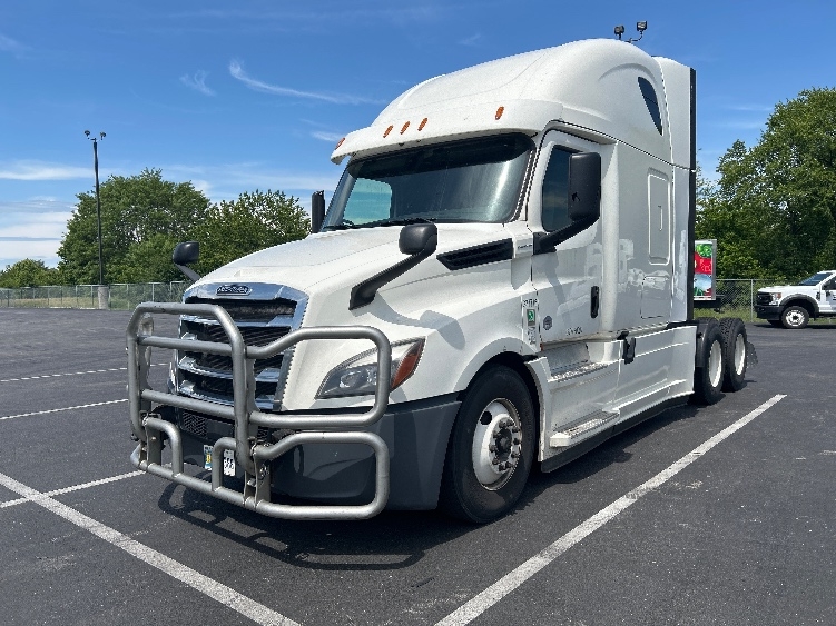 2020 Freightliner Cascadia in Lexington, KY — photo 3