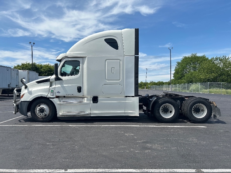 2020 Freightliner Cascadia in Lexington, KY — photo 4
