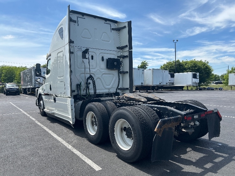 2020 Freightliner Cascadia in Lexington, KY — photo 5