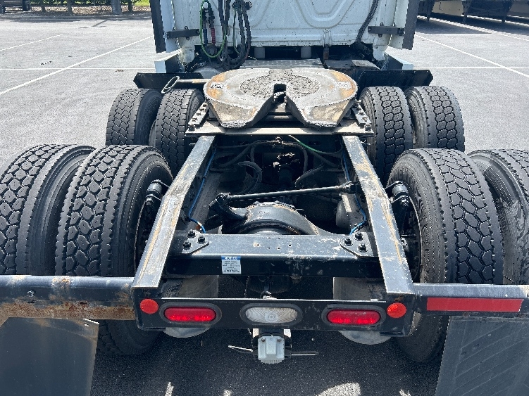 2020 Freightliner Cascadia in Lexington, KY — photo 6