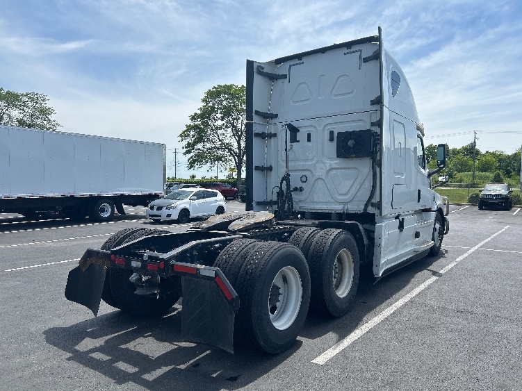 2020 Freightliner Cascadia in Lexington, KY — photo 7