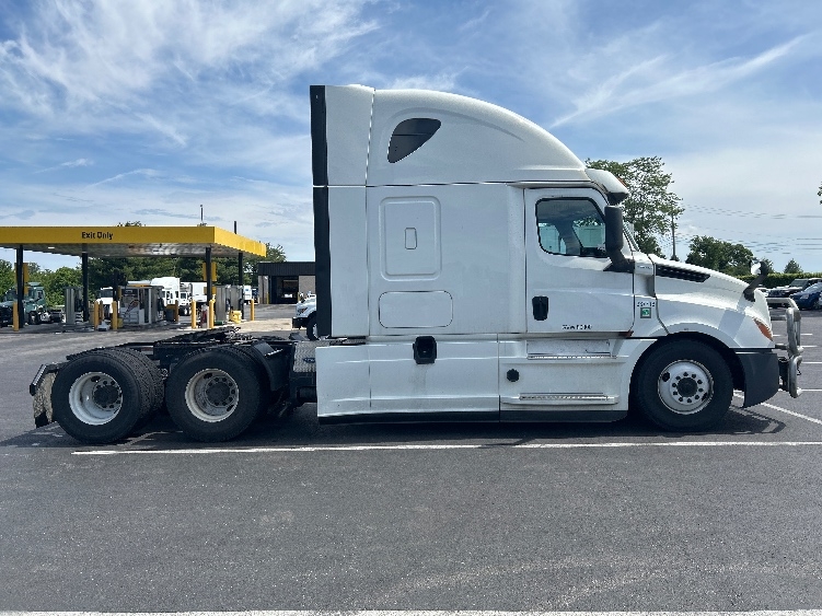 2020 Freightliner Cascadia in Lexington, KY — photo 8