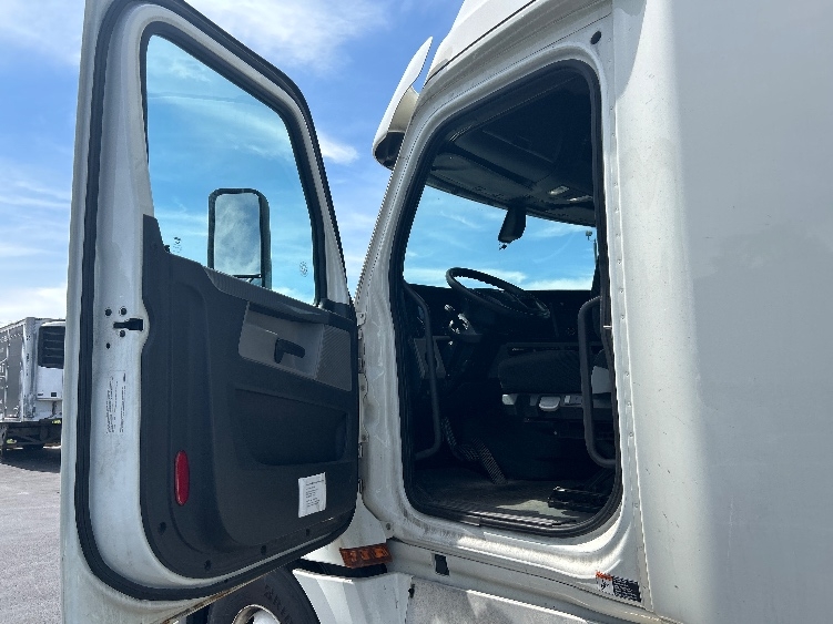 2020 Freightliner Cascadia in Lexington, KY — photo 9