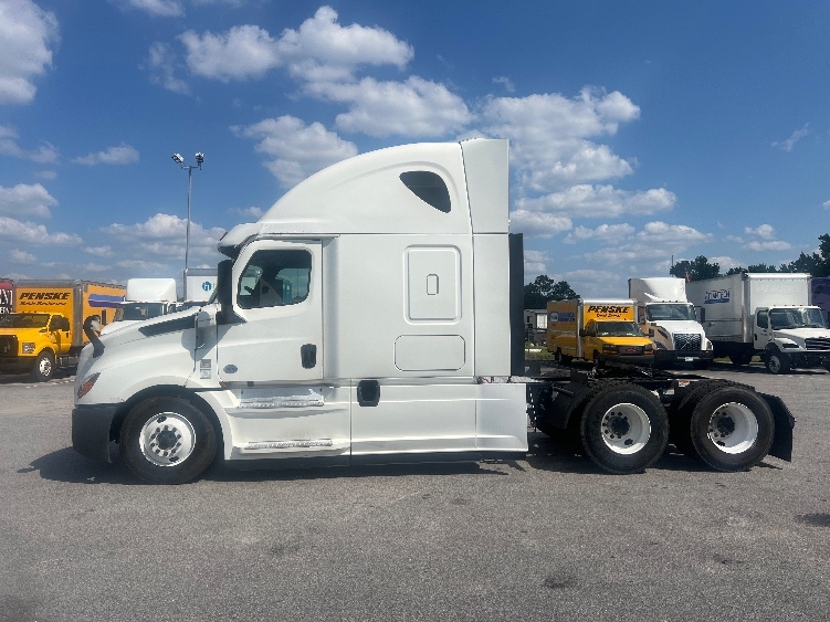 2020 Freightliner Cascadia in Florence, SC — photo 4