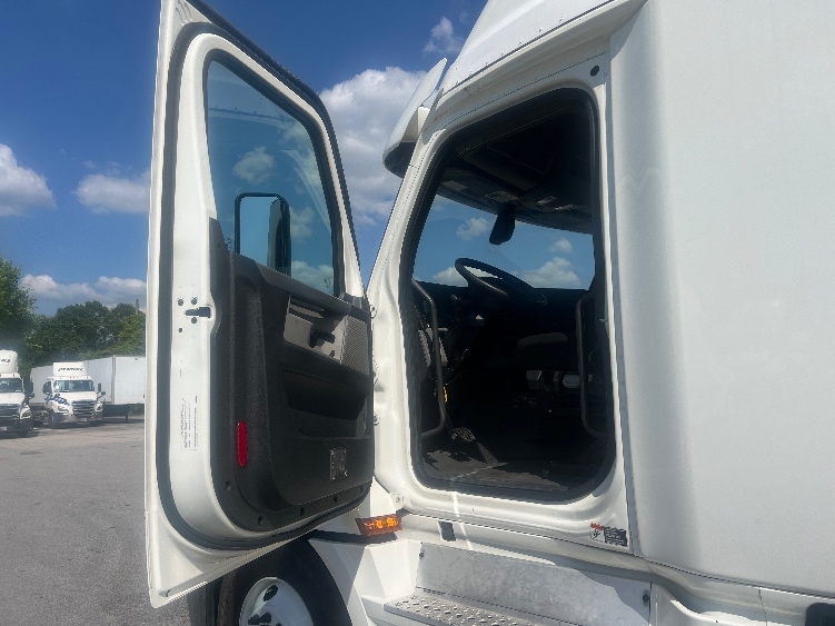 2020 Freightliner Cascadia in Florence, SC — photo 9