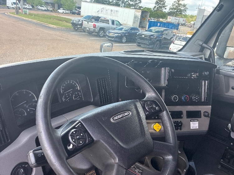 2020 Freightliner Cascadia in Richland, MS — photo 10