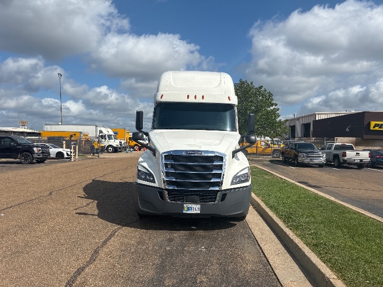 2020 Freightliner Cascadia in Richland, MS — photo 2