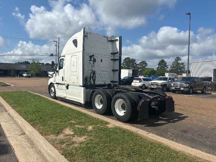 2020 Freightliner Cascadia in Richland, MS — photo 5