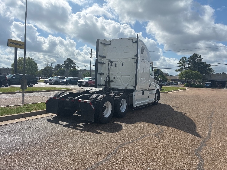 2020 Freightliner Cascadia in Richland, MS — photo 7