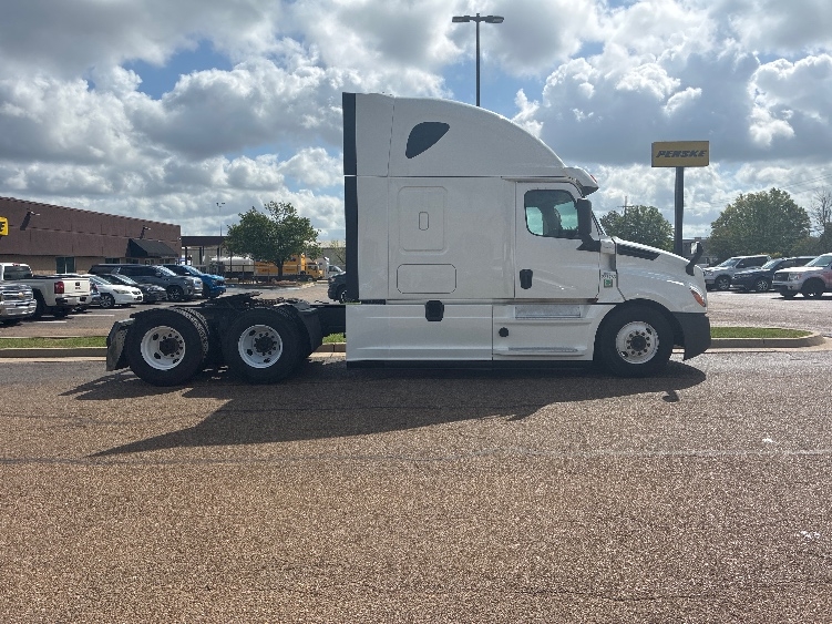 2020 Freightliner Cascadia in Richland, MS — photo 8