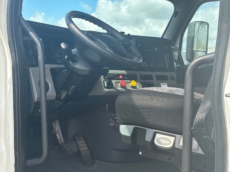 2020 Freightliner Cascadia in Richland, MS — photo 9