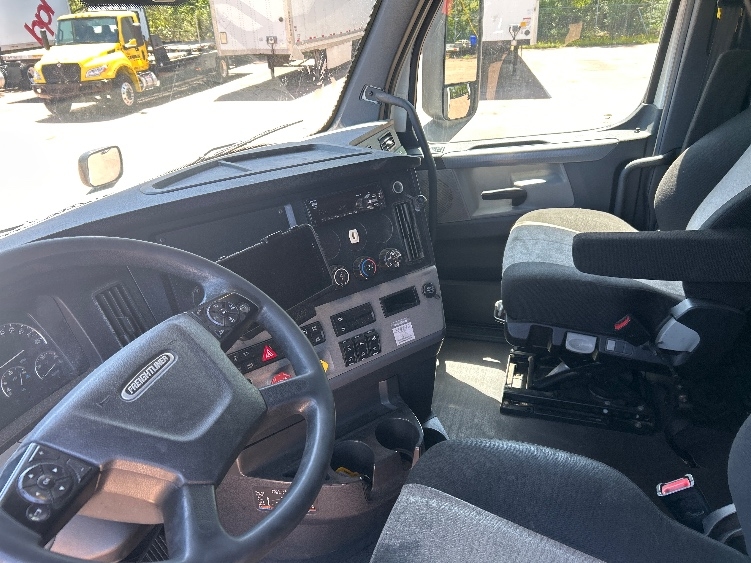 2020 Freightliner Cascadia in Jackson, MS — photo 10