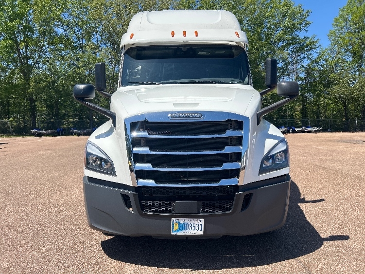 2020 Freightliner Cascadia in Jackson, MS — photo 2