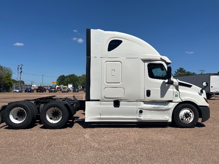 2020 Freightliner Cascadia in Jackson, MS — photo 8